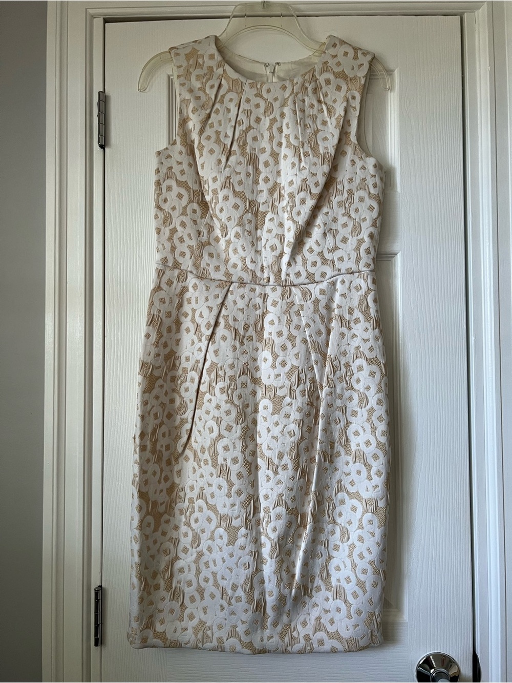 Brand new Carmen Marc Valvo Floral Dress in Cream color, Size 6